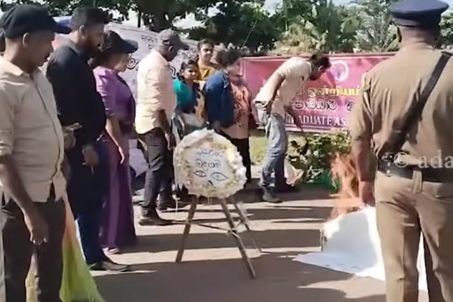 ජනාධිපති ලේකම් කාර්යාලය අසල  මාරාන්තික උපවාසකරුවන් සහ පොලීසිය  අතර උණුසුම් තත්ත්වයක්