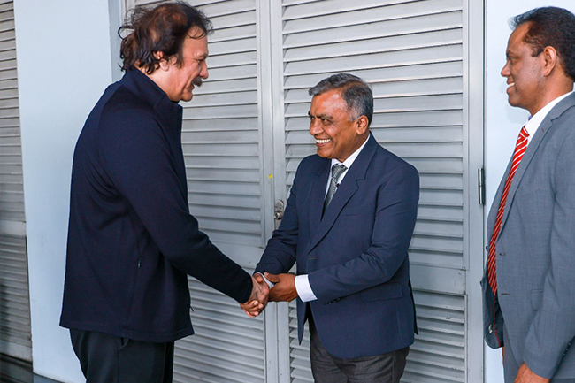 පාකිස්තාන අගමැතිගේ කර්මාන්ත සහ නිෂ්පාදන සහකාරවරයා දිවයිනට