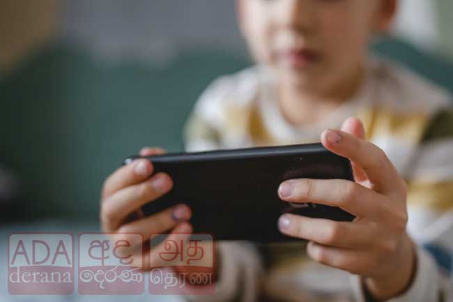 අවුරුදු 12ට අඩු ළමුන්ට සමාජ මාධ්‍ය අවහිර කරන්න රජයෙන් සැලසුම්