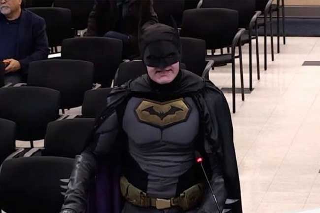 නගර සභා රැස්වීමකට ආ Batman