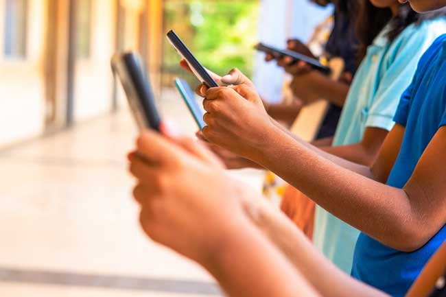 සමාජ මාධ්‍ය මගින් දරුවන්ට ඇති කරන බලපෑම පිළිබඳ ජාතික ඇගයීමක් සහ ප්‍රතිපත්ති සමාලෝචනයක්