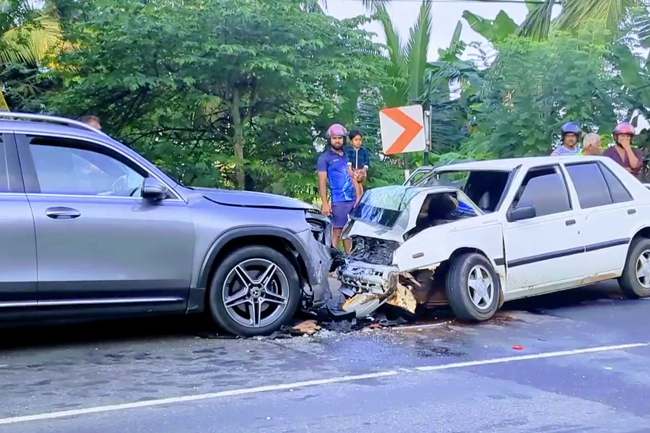 මෝටර් රථ දෙකක් මුහුණට මුහුණ ගැටි 5ක් රෝහලට