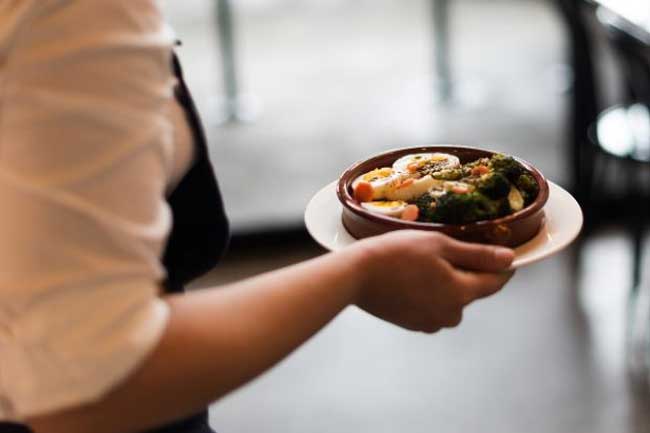 කාන්තාවන් රාත්‍රී කාලයේ සනීපාරක්ෂක සහ ආහාරපාන පිළිගන්වන සේවයේ යෙදවීමට තිබූ බාධා ඉවත් කරමින් ගැසට්ටුවක්  