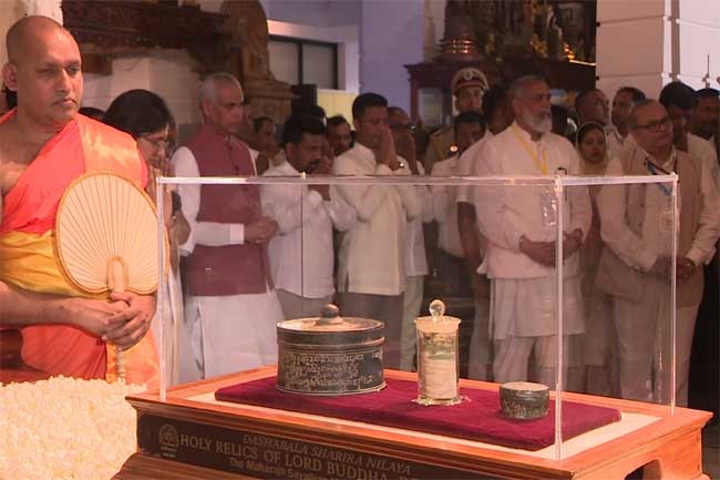 ශ්‍රී සර්වඥ ධාතූ වන්දනාව...