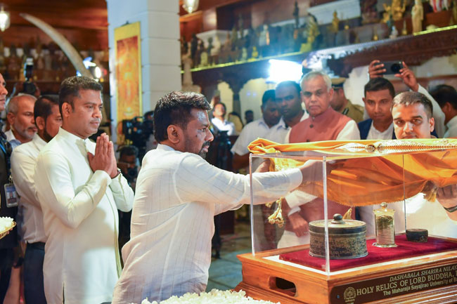 ශ්‍රී සර්වඥ ධාතූන් වහන්සේ වැඳපුදා ගැනීමට සැදැහැවතුන්ට අද සිට අවස්ථාව