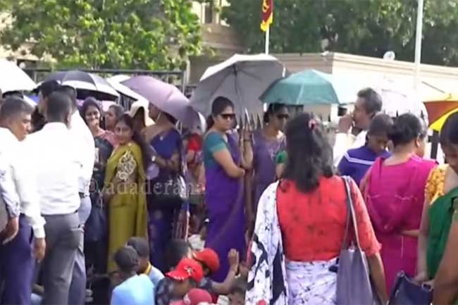 පිරිසක් යද්දි තවත් පිරිසක් ජනපති ලේකම් කාර්යාලය ඉදිරිපිට විරෝධතාවක