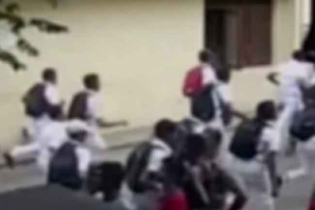 බේරුවල ප්‍රදේශයේ පාසල් දෙකක් අතර ගැටුමකින් සිසුන් 7ක් රෝහලට