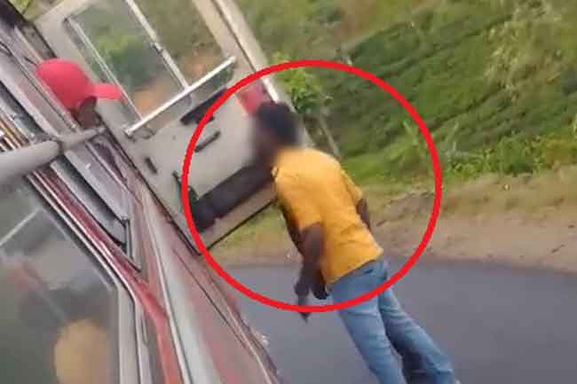 ලංගම බස් රථ රියදුරාට පෞද්ගලික බස් රථ රියදුරු සහ කොන්දොස්තරවරයා පහරදෙයි 