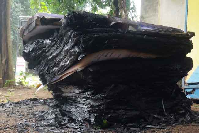 ජංගම දුරකථනයක් උසස් පෙළ සිසුවියගේ සේසතම විනාශ කරයි