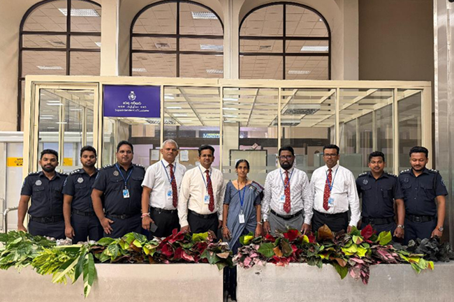 විසිතුරු මල් පැළ 386ක් සමග 19 හැවිරිදි අයෙක් කටුනායකදී අත්අඩංගුවට