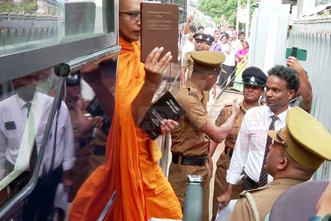 කස්සප හිමි ඇතුළු පිරිස අධිකරණය වෙත රැගෙන එයි