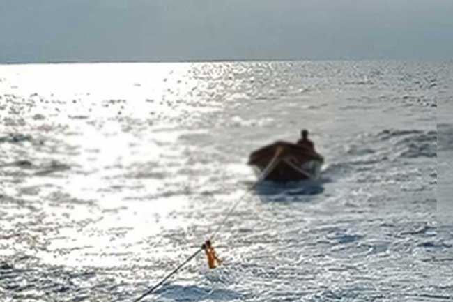 මත්ද්‍රව්‍ය ප්‍රවාහනය කළ බවට සැක ඩිංගි යාත්‍රාවක් නාවික හමුදා භාරයට