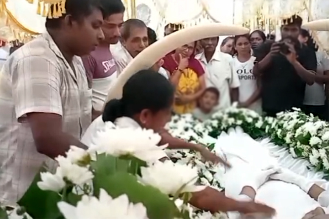 ඝාතනය වූ නීතිඥවරයාගේ සහ බිරිඳගේ දේහයන් පිටිගල නිවසට රැගෙන එයි