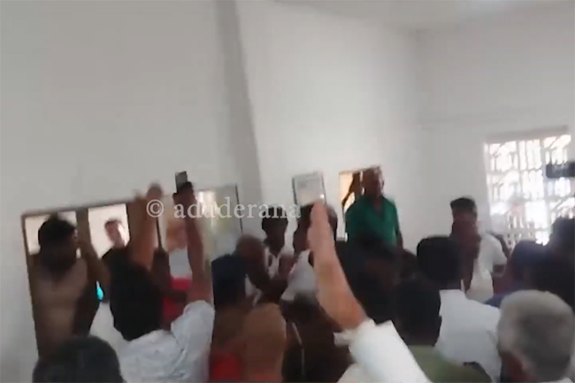 සජිත් පැමිණි රැස්වීමක කලබලයක්