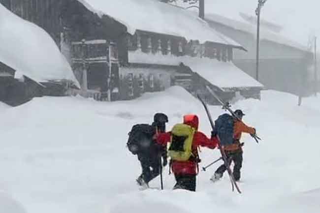 කැලිෆෝනියාවේ ඇති වූ බිහිසුණූ හිම අනතුරකින් පුද්ගලයින් 10ක් අතුරුදන්