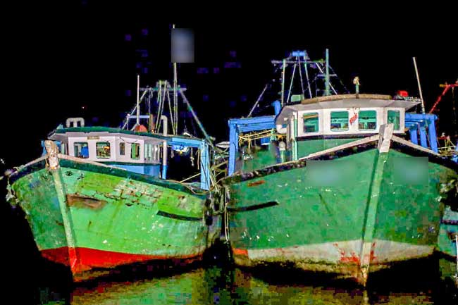 සීමාව පැන්න ඉන්දීය ධීවරයින් 22ක් නාවික හමුදා භාරයට