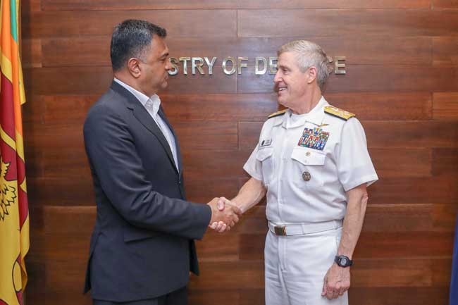 එක්සත් ජනපද පැසිෆික් බලඇණියේ අණදෙන නිලධාරියා ආරක්ෂක ලේකම් හමුවෙයි