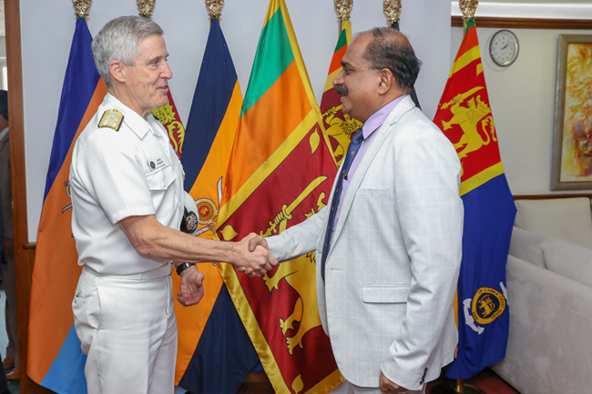 අමෙරිකානු පැසිෆික් නාවික අණදෙන නිලධාරී හා  ආරක්‍ෂක නියෝජ්‍ය ඇමති අතර හමුවක්