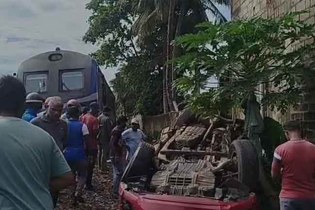 පයාගලදී කැබ් රථයක් දුම්රියේ ගැටී සිදුවූ අනතුරින් දෙදෙනෙකු මරුට