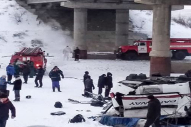 සංචාරක බසයක් බයිකල් විලෙහි ගිලී 7ක් මරුට