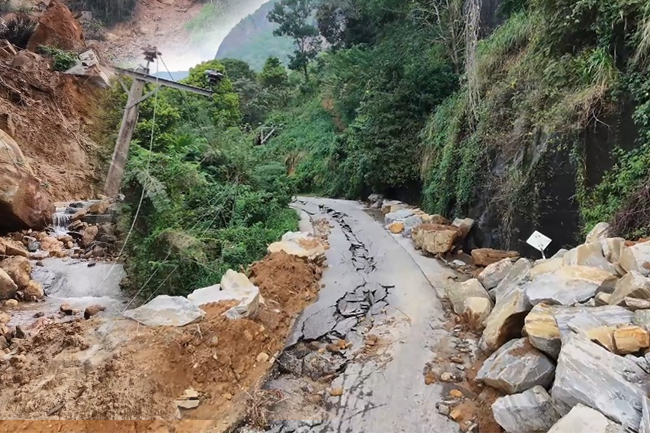 අරණායක තවත් බිහිසුණු අවදානමක් - කාපට් මාර්ගය දෙකට කැඩෙයි