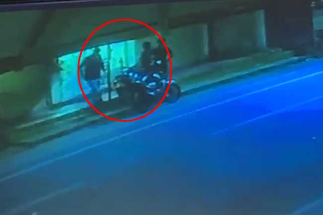 අතක් කපා යතුරුපැදියක් මංකොල්ලකෑ තිදෙනෙකු අත්අඩංගුවට 