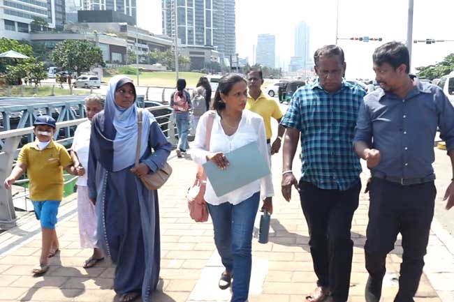 අමරකීර්ති අතුකෝරළගේ ඝාතන නඩුවේ විත්තිකරුවන්ගේ ඥාතීන් ජනපති ලේකම් කාර්යාලයට එයි