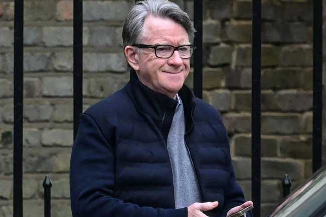 අමෙරිකාවේ හිටපු බ්‍රිතාන්‍ය තානාපති ලන්ඩනයේ දී පොලිස් අත්අඩංගුවට