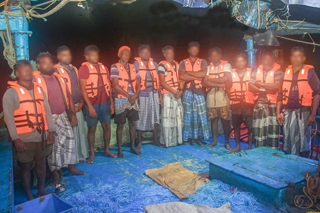 ඉන්දීය ධීවරයින් 12ක්  නාවික හමුදා භාරයට