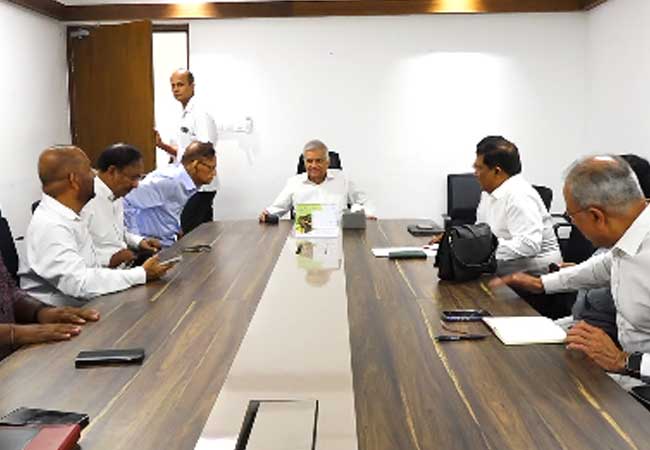 විපක්ෂයේ කණ්ඩායම් හදිසියේම රනිල් හමුවෙයි