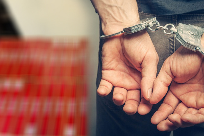 විදෙස් දුම්වැටි තොගයක් සමග තරුණ ව්‍යාපාරිකයෙකු අත්අඩංගුවට