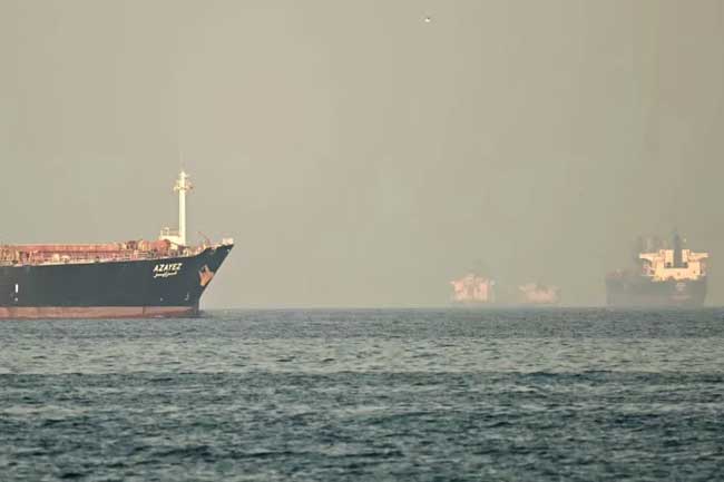 ගල්ෆ් කලාපයේ තෙල් නැව් තුනකට මිසයිල ප්‍රහාර