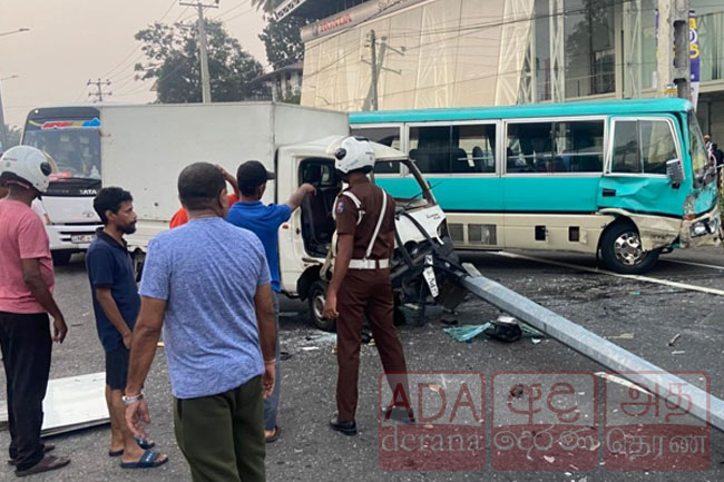 පාසල් බස් රථයක් සහ ලොරියක් අනතුරක - 120 මාර්ගයේ දැඩි රථවාහන තදබදයක්