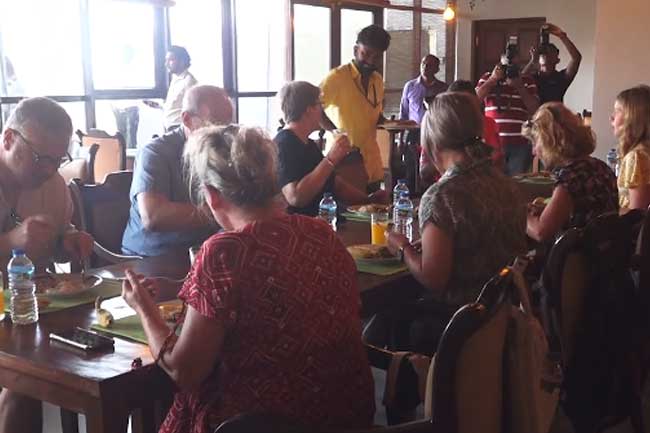 මැදපෙරදිග යුදමය තත්ත්වය මත මෙරට රැඳීසිටින සංචාරකයින්ට නොමිලේ කෑම වේලක්