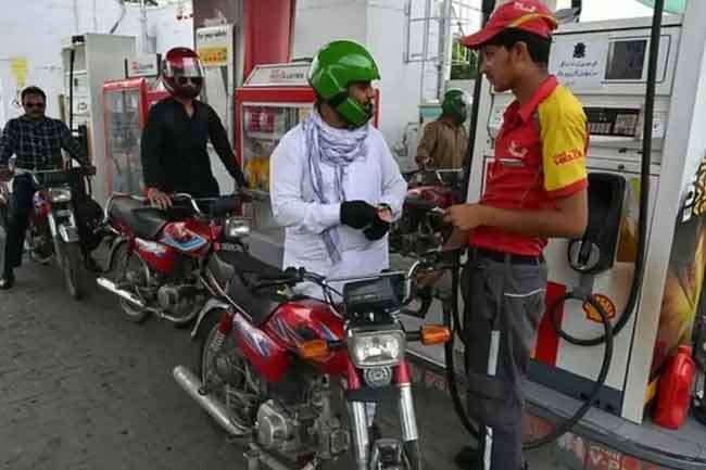 පාකිස්තානයේ පෙට්‍රල් සහ ඩීසල් මිල රුපියල් 55කින් ඉහළට