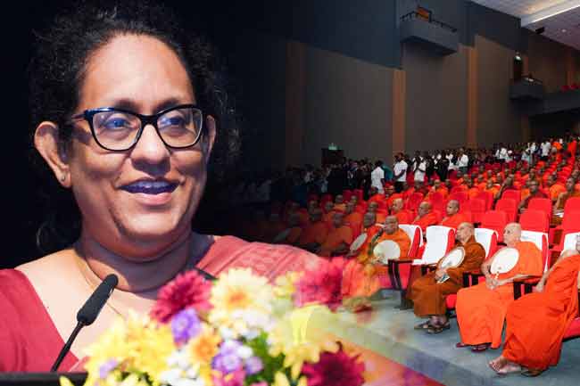 දැනුමෙන් සන්නද්ධ ප්‍රඥාවන්ත භික්ෂු පරපුරක් නිර්මාණය කිරීම රජයේ අරමුණ බව අගමැතිනිය කියයි