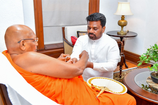 අතිපූජ්‍ය ඉත්තෑපානේ ධම්මාලංකාර නාහිමිපාණන් වහන්සේගෙන් ජනපතිට ආශිර්වාදය