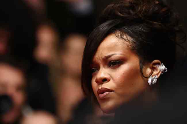 රිහානාගේ නිවසට වෙඩි ප්‍රහාරයක් 