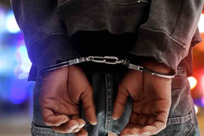 රන් කැබලි අටක් සමඟ යාපනයේදී දෙදෙනෙක් අත්අඩංගුවට