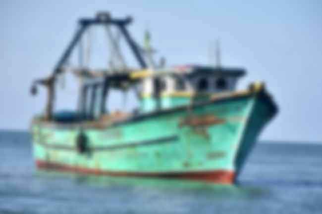 මත්ද්‍රව්‍ය සහ අවි ආයුධ ප්‍රවාහනය කළ බවට සැක බහුදින ධීවර යාත්‍රාවක් අත්අඩංගුවට