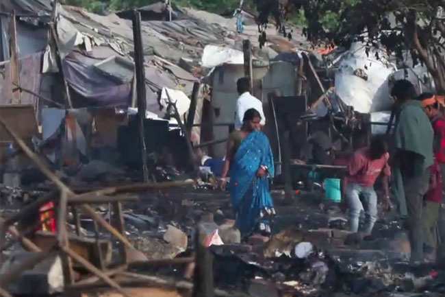 දිල්ලියේ පැල්පත් නිවාස සංකීර්ණයක් ගිනිබත් වෙයි