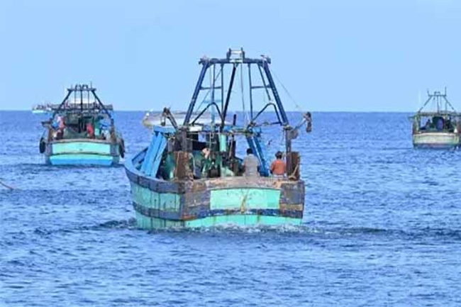 මෙරට මුහුදු සීමාවට ඇතුළු වූ තමිල්නාඩු ධීවරයින් 5ක් අත්අඩංගුවට