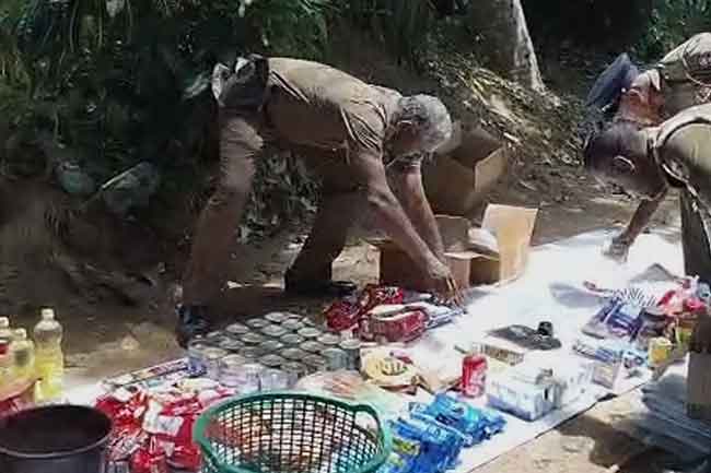 දිට්වා ආධාර තොගයක් අරණායක නිලධාරිනියන් දෙදෙනෙකුගේ නිවෙස්වල