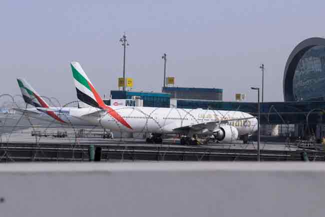 ඩුබායි ගුවන්තොටුපොළේ ගුවන් ගමන් තාවකාලිකව අත්හිටුවයි