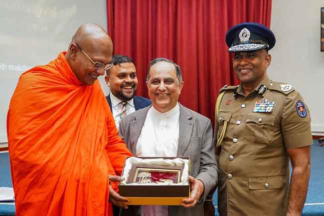 කිරින්දේ අස්සජි හිමියන්ගේ මගපෙන්වීම මත ඔක්ස්ෆර්ඩ් චෙස්ටර් ආයතනයෙන් පූර්ණ ශිෂ්‍යත්ව 75ක්