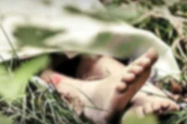 සුසාන භූමියක කාණුවක් තුළ  නාඳුනන පුද්ගල මළ සිරුරක්