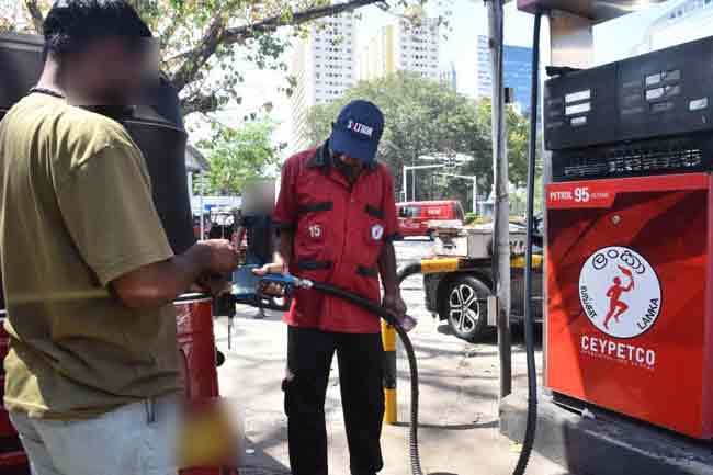 හොරෙන් QR භාගත කළ 153 දෙනෙකුට වැඩ වරදින ලකුණු 