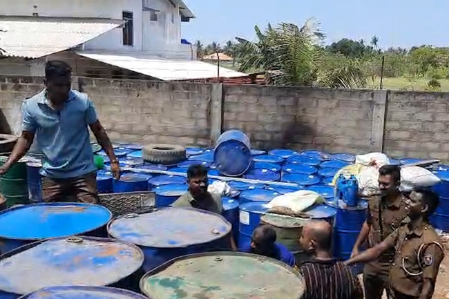 ගබඩාවක් පිරෙන්න  යාපනයෙන් ඇල්ලූ තෙල්