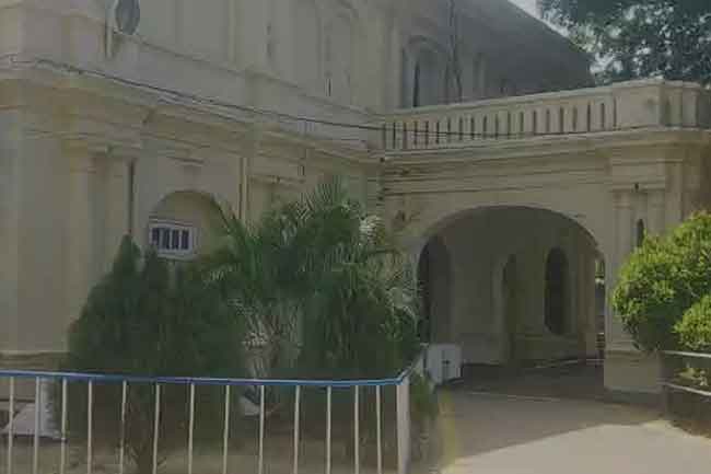 රන් ආභරණ ගන්න මිනියක් ගොඩදැමූ කනත්තේ සේවකයා