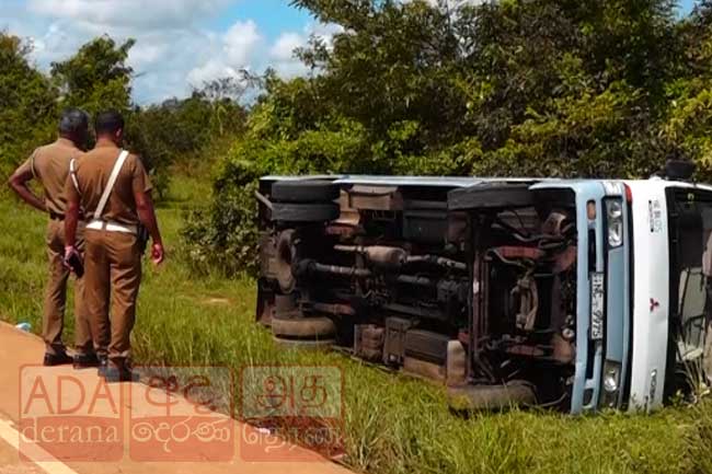 වන්දනාකරුවන් රැගත් බස් රථයක් අනතුරක - 12කට තුවාල